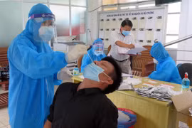 Các giảng viên, sinh viên Trường Đại học Kỹ thuật Y-Dược Đà Nẵng hỗ trợ tỉnh Phú Yên lấy mẫu xét nghiệm. (Ảnh: Xuân Triệu/TTXVN)