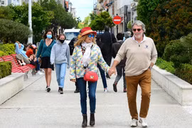 Người dân di dạo tại Arcachon, tây nam nước Pháp. (Ảnh: AFP/TTXVN)