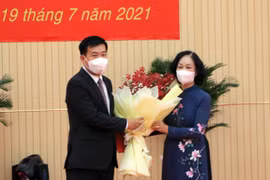 Đồng chí Trương Thị Mai, Ủy viên Bộ Chính trị, Bí thư Trung ương Đảng, Trưởng Ban Tổ chức Trung ương tặng hoa chúc mừng ông Nguyễn Mạnh Cường. (Ảnh: Sỹ Tuyên/TTXVN)