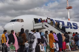 Máy bay của Mỹ sơ tán người từ Afghanistan đậu tại căn sứ quân sự Ramstein, Đức, ngày 24/8/2021. Ramstein là điểm trung chuyển chính của hành trình sơ tán người dân từ Afghanistan đến Mỹ. (Ảnh: AFP/TTXVN) 