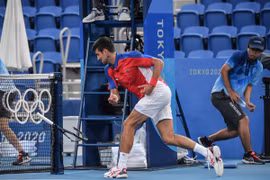 [Video] Djokovic ném vợt, đập vợt khi trắng tay ở Olympic Tokyo