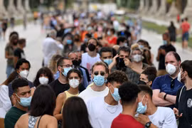 Người dân xếp hàng chờ tiêm vaccine ngừa COVID-19 tại Barcelona, Tây Ban Nha. (Ảnh: AFP/TTXVN)