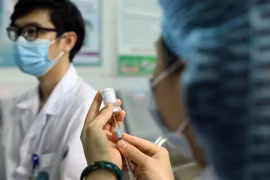 Tiêm vaccine AstraZeneca phòng COVID-19 cho nhân viên y tế Bệnh viện Đa khoa Hà Đông. (Ảnh: Phan Tuấn Anh/TTXVN)