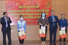 Trưởng Ban Tổ chức Trung ương thăm, tặng quà Tết tại tỉnh Hòa Bình