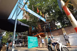 Kiểm soát chặt người ra, vào tại khu dân cư số 9, tổ 12, phường Mai Động, quận Hoàng Mai. (Ảnh: Thanh Tùng/TTXVN)