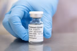 Vắcxin phòng COVID-19 do hãng được AstraZeneca và Đại học Oxford (Anh) phát triển. (Ảnh: AFP/TTXVN)