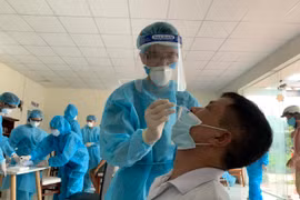 Nhân viên y tế lấy mẫu xét nghiệm COVID-19 cho người dân tại Thành phố Hồ Chí Minh. (Ảnh: TTXVN phát)