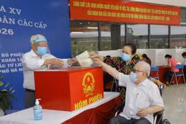 Cử tri phường Xuân Tảo, quận Bắc Từ Liêm, Hà Nội bỏ phiếu tại Khu vực bỏ phiếu số 7. (Ảnh: Nguyễn Điệp/TTXVN)