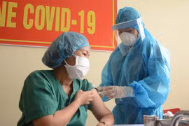 Các nhân viên y tế được tiêm vaccine COVID-19. (Ảnh: Văn Dũng/TTXVN)