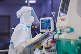 Hơn 2.000 trang thiết bị y tế được chuyển đến Kho dã chiến ở TP.HCM