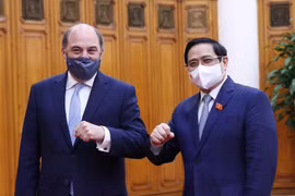 Thủ tướng Phạm Minh Chính và Bộ trưởng Quốc phòng Anh Robert Ben Lobban Wallace. (Ảnh: Dương Giang/TTXVN)