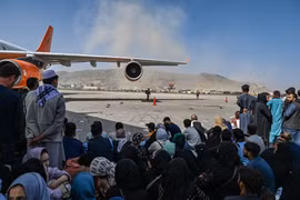 Taliban hối thúc người dân rời khỏi khu vực sân bay ở Kabul