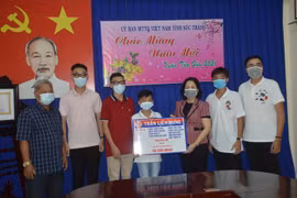 Học sinh Sóc Trăng tiết kiệm tiền ủng hộ Quỹ vaccine phòng COVID-19