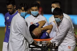 [Photo] Hùng Dũng ôm mặt rời sân sau pha chấn thương kinh hoàng