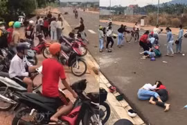Ảnh cắt từ clip hai nhóm nữ sinh đánh nhau bị phát tán trên mạng xã hội.