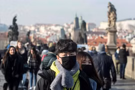 Người dân đeo khẩu trang phòng dịch COVID-19 tại Prague, Cộng hòa Séc ngày 27/1/2020. (Ảnh: AFP/TTXVN)