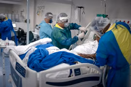 Chuyên gia y tế điều trị cho bệnh nhân mắc COVID-19 tại bệnh viện ở Marica, Rio de Janeiro, Brazil ngày 6/6/2020. (Ảnh: AFP/TTXVN)
