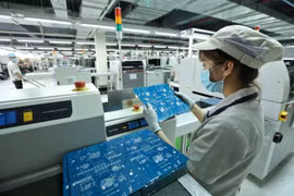 Dây chuyền sản xuất sản phẩm thiết bị đầu cuối. (Ảnh: Minh Quyết/TTXVN)
