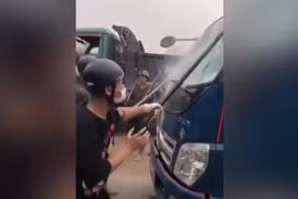 Ảnh chụp màn hình các đối tượng đập phá xe ôtô trong vụ tranh chấp đất đai ở Lương Sơn, Hòa Bình.