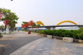 Người dân Đà Nẵng hạn chế đi lại các nơi công cộng để phòng chống dịch. (Ảnh: Trần Lê Lâm/TTXVN)
