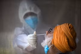 Nhân viên y tế lấy mẫu xét nghiệm COVID-19 tại New Delhi, Ấn Độ, ngày 17/6/2020. (Ảnh: AFP/TTXVN)