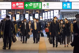 Người dân đeo khẩu trang phòng lây nhiễm COVID-19 tại Tokyo, Nhật Bản. (Ảnh: AFP/TTXVN)