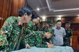 Lực lượng quân sự thông tin về địa điểm xảy ra vụ sạt lở. Ảnh: baoquangnam.vn