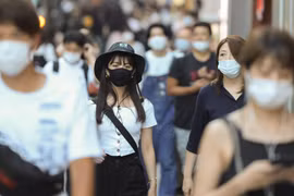 Người dân đeo khẩu trang phòng lây nhiễm COVID-19 khi di chuyển trên đường phố tại Tokyo, Nhật Bản, ngày 20/8/2020. (Ảnh: THX/TTXVN)