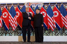 Tổng thống Mỹ Donald Trump bắt tay nhà lãnh đạo Triều Tiên Kim Jong-un tại cuộc gặp thượng đỉnh ở Hà Nôi ngày 27/2/2019. (Nguồn: AFP)