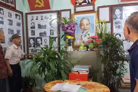 Khu tưởng niệm Chủ tịch Hồ Chí Minh được bố trí trang trọng tại Phòng lưu niệm. (Ảnh: Đinh Thuận/TTXVN)