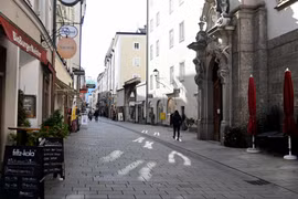 Cảnh vắng vẻ trên một đường phố ở Salzburg, Austria sau khi Chính phủ thắt chặt các biện pháp hạn chế để phòng chống dịch COVID-19. (Ảnh: AFP/TTXVN)