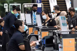 Hành khách làm thủ tục tại sân bay quốc tế Changi ở Singapore ngày 8/6/2020. (Ảnh: AFP/TTXVN)