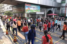 Công nhân Công ty TNHH PouYuen Việt Nam trong ngày làm việc cuối cùng trước khi tạm dừng hoạt động sản xuất. (Ảnh: Thanh Vũ/TTXVN)