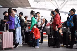 Hành khách tới ga tàu hỏa ở Thâm Quyến, tỉnh Quảng Đông, Trung Quốc ngày 8/4/2020. (Ảnh: THX/TTXVN)