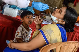 Nhân viên y tế lấy mẫu xét nghiệm COVID-19 tại Mumbai, Ấn Độ, ngày 19/8/2020. (Ảnh: AFP/TTXVN(