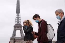 Người dân đeo khẩu trang phòng lây nhiễm COVID-19 tại Paris, Pháp. (Ảnh: THX/TTXVN)