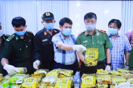 Các lực lượng phối hợp thực hiện chuyên án A720P – triệt phá đường dây mua bán, vận chuyển trái phép chất ma túy từ thành phố sang Hàn Quốc. (Ảnh: Thanh Vũ/TTXVN)