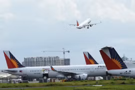 Máy bay của Hãng hàng không quốc gia Philippines (PAL) cất cánh từ sân bay quốc tế Manila, Philippines. (Ảnh: AFP/TTXVN)