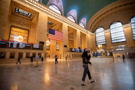 Hành khách tại Nhà ga Trung tâm ở New York, Mỹ, ngày 8/7/2020. (Ảnh: THX/TTXVN)