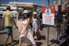 Người dân và du khách bắt buộc phải đeo khẩu trang tại khu nghỉ dưỡng Saint-Tropez. (Nguồn: AFP)