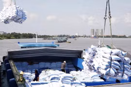 Bốc xếp gạo xuất khẩu tại cảng Sài Gòn. (Ảnh: Đình Huệ/TTXVN)
