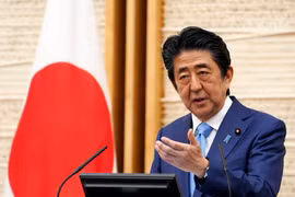 Thủ tướng Nhật Bản Shinzo Abe phát biểu tại cuộc họp báo ở thủ đô Tokyo ngày 4/5/2020. (Ảnh: AFP/TTXVN)