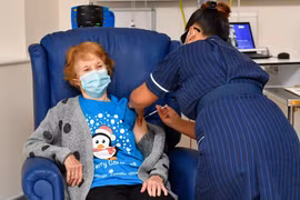 Tiêm vắcxin phòng COVID-19 của Pfizer-BioNTech cho người dân tại Coventry, Anh, ngày 8/12/2020. (Ảnh: AFP/TTXVN)