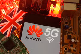 Anh hiện đang xem xét khả năng loại Huawei khỏi mạng 5G của nước này. (Nguồn: Reuters)