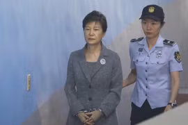 Cựu Tổng thống Hàn Quốc Park Geun-hye được đưa tới phiên tòa ở Seoul ngày 24/8/2018. (Ảnh: Yonhap/TTXVN)