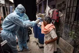 Nhân viên y tế lấy mẫu xét nghiệm COVID-19 cho người dân ở Mumbai, Ấn Độ ngày 17/6/2020. (Ảnh: THX/TTXVN)
