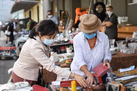 Người dân đeo khẩu trang phòng lây nhiễm COVID-19 tại một khu chợ ở Frankfurt, Đức, ngày 4/7/2020. (Ảnh: THX/TTXVN)