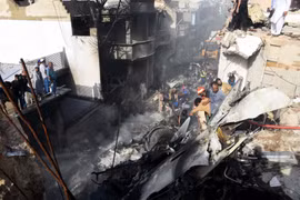 Nhân viên cứu hộ làm nhiệm vụ tại hiện trường vụ rơi máy bay tại Karachi, Pakistan, ngày 22/5/2020. (Ảnh: THX/TTXVN)