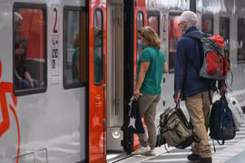 Người dân đeo khẩu trang phòng tránh lây nhiễm COVID-19 tại một nhà ga ở Frankfurt, Đức, ngày 14/8/2020. (Ảnh: THX/TTXVN)