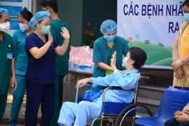 Bệnh nhân được công bố khỏi bệnh tại Bệnh viện dã chiến Hòa Vang (Đà Nẵng) chào tạm biệt y, bác sỹ trước khi trở về nhà. (Ảnh: TTXVN phát)